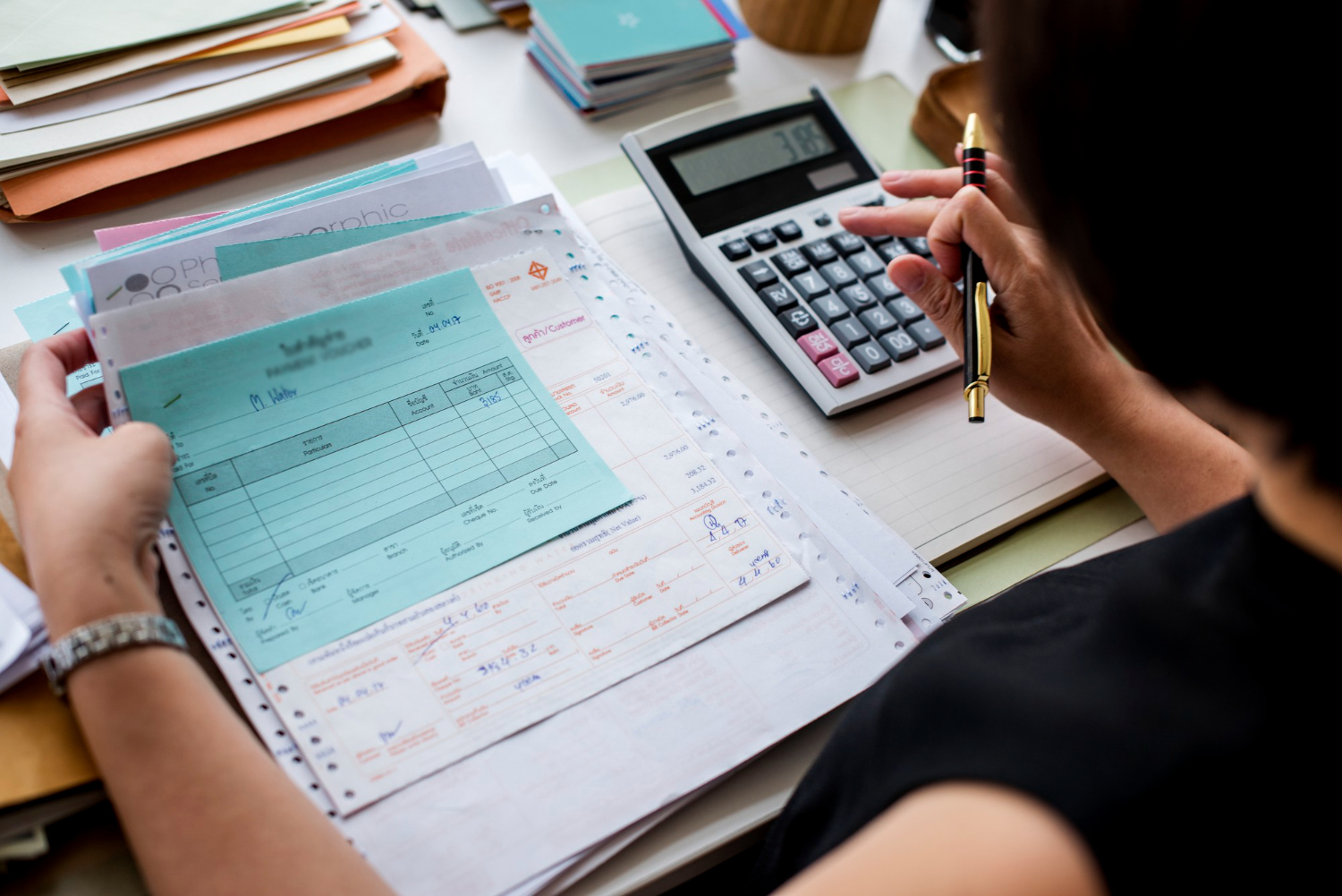 Trabajadora de asesoría fiscal contable y laboral en Valladolid mujer haciendo cálculos con calculadora